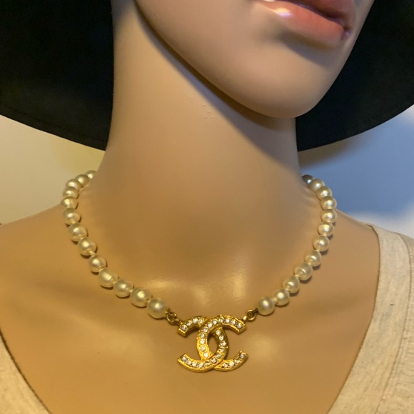 CHANEL Jewelry - Chanel CC Logo pearl necklace
